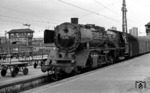 01 151 läuft vor D 148 aus Nürnberg in Gleis 13 des Stuttgarter Hauptbahnhofs ein. (02.09.1967) <i>Foto: Burkhard Wollny</i>