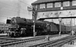 01 181 rangiert den Gepäckwagen aus D 148 am Stellwerk 2 in Stuttgart Hbf. (23.09.1967) <i>Foto: Burkhard Wollny</i>