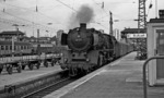 01 168 läuft vor D 148 aus Nürnberg auf Gleis 11 des Stuttgarter Hbf ein.  (23.08.1967) <i>Foto: Burkhard Wollny</i>