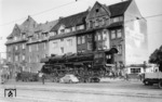 Überführung der 05 003 durch die Straßen Essens zur NRW-Landesausstellung "Schiene und Straße" in der Gruga. (05.10.1951) <i>Foto: Carl Bellingrodt</i>