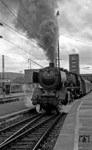 01 173 verlässt vor D 147 den Stuttgarter Hauptbahnhof. (20.08.1967) <i>Foto: Burkhard Wollny</i>