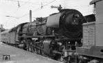 Hinter einer unbekannten E 44 wartet 01 180 vom Bw Hof in Stuttgart Hbf auf die Ausfahrt des D 147 nach Nürnberg. (23.08.1967) <i>Foto: Burkhard Wollny</i>