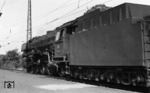 01 210 (Bw Hof) rollt in Stuttgart Hbf an D 147 heran. (22.08.1967) <i>Foto: Burkhard Wollny</i>