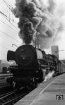 Pünktlich um 15.37 Uhr verlässt 01 210 vor D 147 nach Nürnberg den Stuttgarter Hbf. (22.08.1967) <i>Foto: Burkhard Wollny</i>