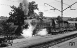 Der ausnahmsweise aus Gleis 16a ausfahrende D 147 nach Nürnberg mit der Hofer 01 168 in Stuttgart Hbf. (24.08.1967) <i>Foto: Burkhard Wollny</i>