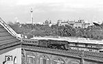 Blick aus einem Haus in der Lüneburger Str. auf den Reichstag und die Kongresshalle, sowie der Stadtbahn mit dem D 1332 nach Hamburg, gezogen von der Wittenberger 01 0510. (07.1976) <i>Foto: Karsten Risch</i>