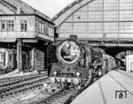 01 2069 ist vor dem Städteschnellverkehrszug D 1076 aus Dresden in Berlin Ostbahnhof (Ankunft 19.04 Uhr) eingetroffen.  (05.1977) <i>Foto: Slg. Karsten Risch</i>