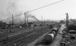 Blick von der Straßenbrücke "Calwer Straße" auf den Bahnhof Böblingen mit der ausfahrenden 44 1559. (08.08.1967) <i>Foto: Burkhard Wollny</i>