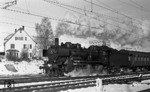 38 1772 verlässt den Bahnhof Böblingen mit einem Personenzug nach Tübingen. (13.01.1968) <i>Foto: Burkhard Wollny</i>