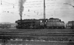 44 332 im Bahnhof Böblingen vor einem Güterzug nach Rottweil. (02.12.1967) <i>Foto: Burkhard Wollny</i>