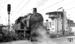 78 195 am heute aufgelassenen Bahnübergang Karlstraße/Heinkelstraße in Höhe des Fahrdienstleiterstellwerks "Sf" im Bahnhof Schorndorf. (03.02.1968) <i>Foto: Burkhard Wollny</i>