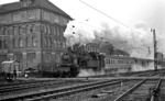 Ausfahrt der 78 293 (Bw Aalen) vor der Kulisse des Postgebäudes an der Arnoldstraße in Schorndorf in Richtung Schwäbisch Gmünd. (03.02.1968) <i>Foto: Burkhard Wollny</i>