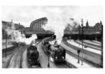 17 1138 verlässt Hamburg Hbf in Richtung Berlin, daneben wartet 74 1255. (1932) <i>Foto: Werner Hubert</i>