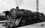 01 088 (Bw Hof) ist soeben mit D 148 aus Nürnberg in Stuttgart Hbf eingetroffen. (02.05.1967) <i>Foto: Burkhard Wollny</i>