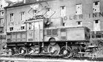 Für den leichten Verschubdienst in Bahnhöfen, den leichten Streckendienst und den Dienst auf Ablaufbergen wurden ab 1926 von der BBÖ fünf elektrische Rangierloks mit einer Höchstgeschwindigkeit von 40 km/h beschafft, die eine maximale Achslast von 14 t aufweisen sollten. Die BBÖ bestellten zunächst drei derartige Lokomotiven bei AEG in Wien (elektrischer Teil) und der Lokomotivfabrik Floridsdorf (mechanischer Teil); noch im selben Jahr wurde der Auftrag um zwei Lokomotiven aufgestockt. Die Loks wurden als 1070.01–05 in den Bestand der BBÖ aufgenommen. Nach dem Anschluss Österreichs an das Deutsche Reich wurden sie zur E 61 umgezeichnet. So wurde aus BBÖ 1170.103 die E 61 103, die Hermann Maey in Innsbruck aufnahm. (15.09.1938) <i>Foto: DLA Darmstadt (Maey)</i>