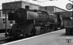 01 171 vom Bw Hof vor D 147 in Stuttgart Hbf. (26.05.1967) <i>Foto: Burkhard Wollny</i>
