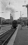 In Gleis 14 des Stuttgarter Hbf startet D 147 nach Nürnberg mit der Hofer 01 171. (26.05.1967) <i>Foto: Burkhard Wollny</i>