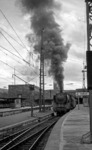 01 174 räuchert vor D 147 den Stuttgarter Hauptbahnhof ein. (20.08.1967) <i>Foto: Burkhard Wollny</i>