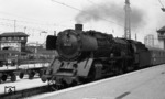 01 213 läuft vor D 148 aus Nürnberg in Stuttgart Hbf ein. Links das Reiterstellwerk 1, der Zug hat soeben das Reiterstellwerk 2 passiert. (26.05.1967) <i>Foto: Burkhard Wollny</i>