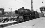 01 234 drückt die Zuggarnitur des D 148 zurück in das Bahnhofsvorfeld von Stuttgart. (28.06.1967) <i>Foto: Burkhard Wollny</i>