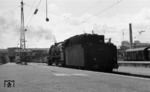 1967 konnte der Fotograf noch in aller Ruhe das Motiv der allein fahrenden 01 088 in Stuttgart Hbf genießen. (02.05.1967) <i>Foto: Burkhard Wollny</i>