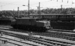 E 93 11 wartet an der Wolframstraße im Bahnhofsvorfeld des Stuttgarter Hauptbahnhofs. Im Hintergrund zieht ein ET 65 vorbei.  (28.06.1967) <i>Foto: Burkhard Wollny</i>