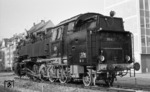 85 007 als Denkmallok vor der Fachhochschule in Konstanz. Mittlerweile gehört die Lok der Stadt Freiburg und wird von einer Bahn-Sozialwerk-Gruppe im dortigen Bahnbetriebswerk betreut. (01.05.1967) <i>Foto: Burkhard Wollny</i>