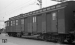 Ein alter Postwagen der Schweizer Post-, Telefon- und Telegrafenbetriebe (PTT) im Bahnhof Konstanz am Bodensee. (01.05.1967) <i>Foto: Burkhard Wollny</i>