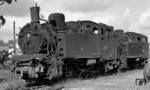 99 704 (vorne) und 99 716 ausgemustert abgestellt im Bahnhof Beilstein. Die Maschinen waren auf der 750mm Bottwartalbahn eingesetzt, deren Personenverkehr mit Beginn des Winterfahrplans am 26. September 1966 eingestellt wurde. (08.10.1967) <i>Foto: Burkhard Wollny</i>