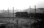 Blick vom Berliner Westen auf die Grenzanlagen an der Bornholmer Straße mit der vorbeiziehenden 52 8085. 52 8085 war am 29.06.1963 im RAW Stendal aus Lok 52 4512 rekonstruiert worden. 52 4512 war zuvor am 12.02.1962 vor der DR aus der Sowjetunion zurückgekauft worden, wohin sie im Juli 1947 als Beutelok abgefahren wurde. (26.07.1968) <i>Foto: Burkhard Wollny</i>