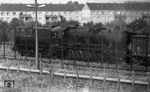 Die 1944 bei Henschel in Kassel gebaute 52 808 passiert die Grenzanlagen an der Bornholmer Straße in Berlin. Die Häuser im Hintergrund gehören zum Ostberliner Stadtteil Prenzlauzer Berg. (26.07.1968) <i>Foto: Burkhard Wollny</i>
