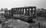 Ein S-Bahnzug aus Richtung Wollankstraße an den Grenzanlagen in der Nähe des beim Bau der Berliner Mauer am 13. August 1961 geschlossen S-Bahnhof Bornholmer Straße.  (26.07.1968) <i>Foto: Burkhard Wollny</i>