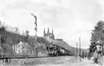 18 536 passiert das Einfahrsignal von Remagen. Im Hintergrund die Apollinariskirche. (1932) <i>Foto: Hermann Maey</i>