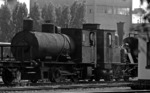 Eine feuerlose Dampfspeicherlok mit einer ehemaligen preußischen T3 als Werklokomotiven bei den Gaswerken Mariendorf in Berlin-Lankwitz. (26.07.1968) <i>Foto: Burkhard Wollny</i>