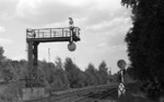 Reichsbahn-Formvorsignale zwischen Berlin-Kohlhasenbrück und Wannsee. Hier begegnen sich die parallel geführten Streckengleise der Berlin-Potsdam-Magdeburger Eisenbahn (links) mit dem Streckengleis aus Seddin.  Als Besonderheit verblieb in West-Berlin seit 1945 die Betriebsführung bei der Reichsbahn der DDR. (27.07.1968) <i>Foto: Burkhard Wollny</i>