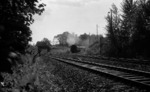 Grenzanlagen zwischen West-Berlin und der DDR (heute Landesgrenze Berlin / Brandenburg) in Höhe der Streckenverzweigung Berlin-Kohlhasenbrück. Aus Richtung Magdeburg nähert sich 03 030 vor D 109. Links das Streckengleis nach Seddin. (27.07.1968) <i>Foto: Burkhard Wollny</i>