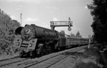 Die noch mit Boxpock-Rädern ausgestattete 01 508 mit einem Schnellzug nach Hamburg bei Berlin-Wannsee. Hinter der Lok läuft DB-Buffetwagen. (27.07.1968) <i>Foto: Burkhard Wollny</i>