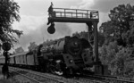 01 510 vom Bw Wittenberge passiert mit einem Schnellzug aus Hamburg eine Vorsignalbrücke bei Berlin-Wannsee. (27.07.1968) <i>Foto: Burkhard Wollny</i>