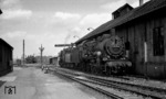 38 1772 (Bw Tübingen) zu Gast im Bw Aulendorf. Hinter der P 8 steht 50 2866 vom Bw Ulm, in Hintergrund 38 3369, die offziell am 01.09.1967 für 14 Tage nach Gremberg umstationiert war. (19.05.1968) <i>Foto: Burkhard Wollny</i>