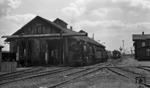 Neben dem Schuppen des Bw Aulendorf steht 50 2866, dahinter 38 1772. Hinten wartet 03 281. (19.05.1968) <i>Foto: Burkhard Wollny</i>