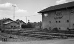 Das markante Stellwerk in der nördlichen Bahnhofsausfahrt von Aulendorf an der 1847 eröffneten Württembergischen Südbahn Ulm – Friedrichshafen. Im Bw steht 03 281 vom Bw Ulm. (19.05.1968) <i>Foto: Burkhard Wollny</i>