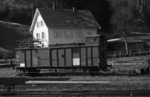 Behelfsmäßiger Oberleitungsunterhaltungs- und Werkstattwagen "Karlsruhe 8499" der Fahrleitungsmeisterei Freiburg auf der Höllentalbahn im Bahnhof Neustadt (Schwarzwald). (21.04.1968) <i>Foto: Burkhard Wollny</i>