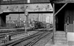 Blick durch das Reiterstellwerk 2 in das Bahnhofsvorfeld des Stuttgarter Hauptbahnhofs mit der rangierenden 01 181. (23.09.1967) <i>Foto: Burkhard Wollny</i>