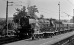 Ausfahrt des letzten dampfbespannten D 147 mit 01 181 aus Gleis 16a des Stuttgarter Hauptbahnhofs. (23.09.1967) <i>Foto: Burkhard Wollny</i>