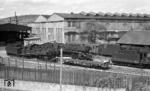 39 056, 86 370 (links) und zwei weitere pr. P 10 warten im Aw Esslingen auf den Schneidbrenner. (16.06.1967) <i>Foto: Burkhard Wollny</i>
