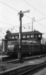 E 10 228 rangiert in Höhe des Stellwerks 2 im Stuttgarter Hauptbahnhof. (01.05.1967) <i>Foto: Burkhard Wollny</i>