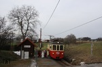 Auch die Heiligen Drei Könige kommen mit der Attergaubahn. ET 26 111 als Zug 8318 in Richtung Attersee an der Haltestelle Palmsdorf. Der ET 26 111 war der letzte Schmalspurtriebwagen in alter Lackierung. Im Juni 2011 erhielt aber auch er das aktuelle Farbschema und fuhr sogar ein paar Tage ohne jegliche Beschriftung im Planverkehr. Noch steht das hübsche alte Wartehäuschen. Mit dem Einsatz der neuen Innsbrucker Leihstraßenbahnen ist aber zu befürchten, dass selbst die letzten ihrer Art, Neubauten mit Bahnsteigen weichen müssen. Auf der Gmundner Linie wurden sie schon komplett ersetzt, auf der Attergaubahn wurde damit begonnen. (30.12.2009) <i>Foto: Stefan Jurasovits   </i>