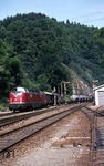 220 032 fährt mit einem Güterzug in den Bahnhof Triberg auf der Schwarzwaldbahn ein. (11.08.1973) <i>Foto: Peter Schiffer</i>