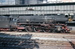 01 177 vom Bw Ludwigshafen läuft in Mainz Hbf ein. Obwohl die Lok erst im Oktober 1960 einen Neubaukessel erhalten hatte, schied sie bereits 1966 aus dem aktiven Dienst aus. (06.1962) <i>Foto: Oskar Bär</i>