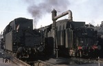 Die verschiedenen Tenderbauformen zwischen der Einheitslok 044 374-7 (44 1374) und der Neubaulok 23 020 dokumentiert diese Aufnahme im Bw Crailsheim. (04.1968) <i>Foto: H.D.Kremer</i>